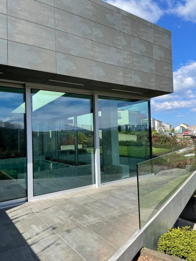 Tres Prismas Exclusive Villa Sarria Luaran gambar