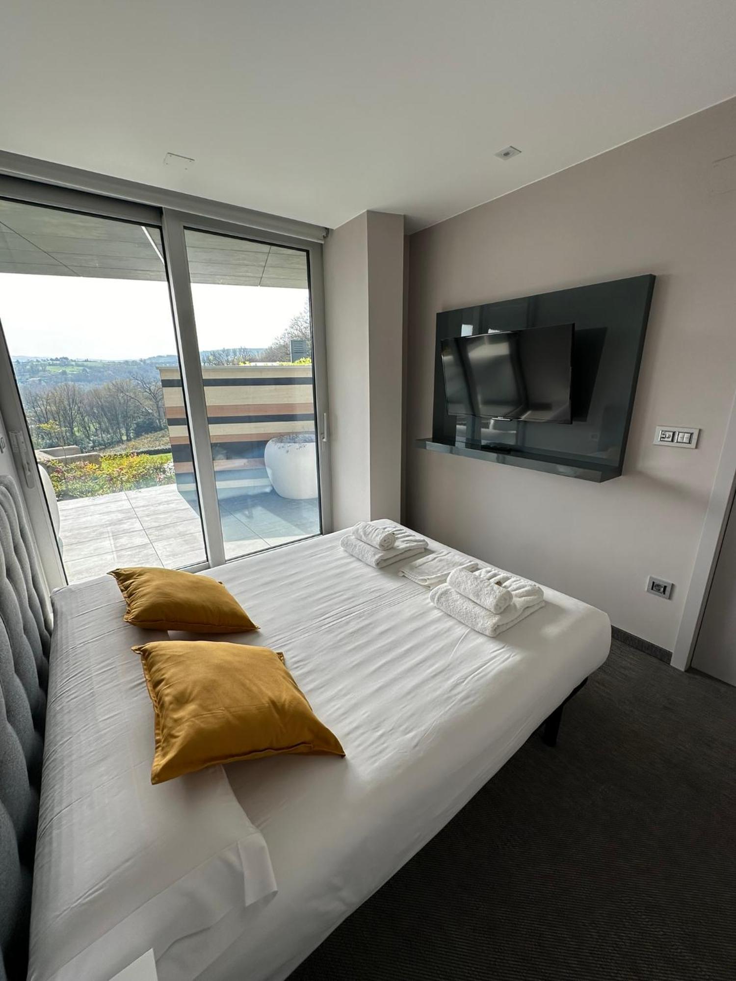 Tres Prismas Exclusive Villa Sarria Luaran gambar